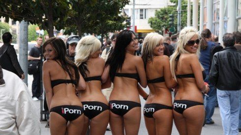 Siedzibę Apple atakują półnagie kobiety 1