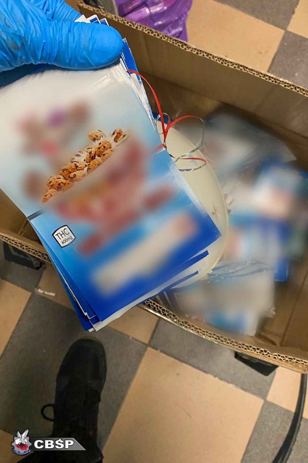 "Ciasteczka z THC i waporyzatory z darknetu" – CBŚP rozbiło gang, który zalał Polskę narkotykami w batonach