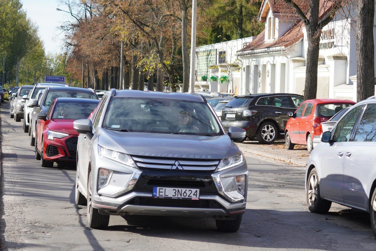 W okolicy cmentarzy już jest duży ruch, jednak to dopiero przedsmak tego, co będzie się tu działo 1 listopada