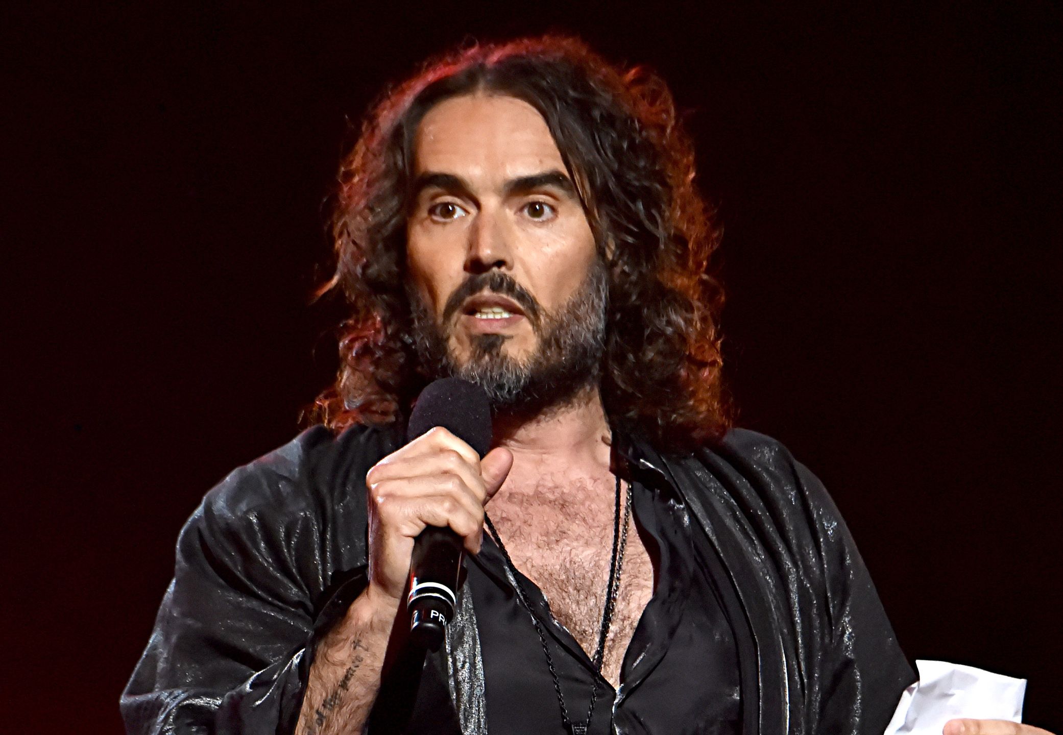 Russell Brand oskarżony o GWAŁT przez cztery kobiety