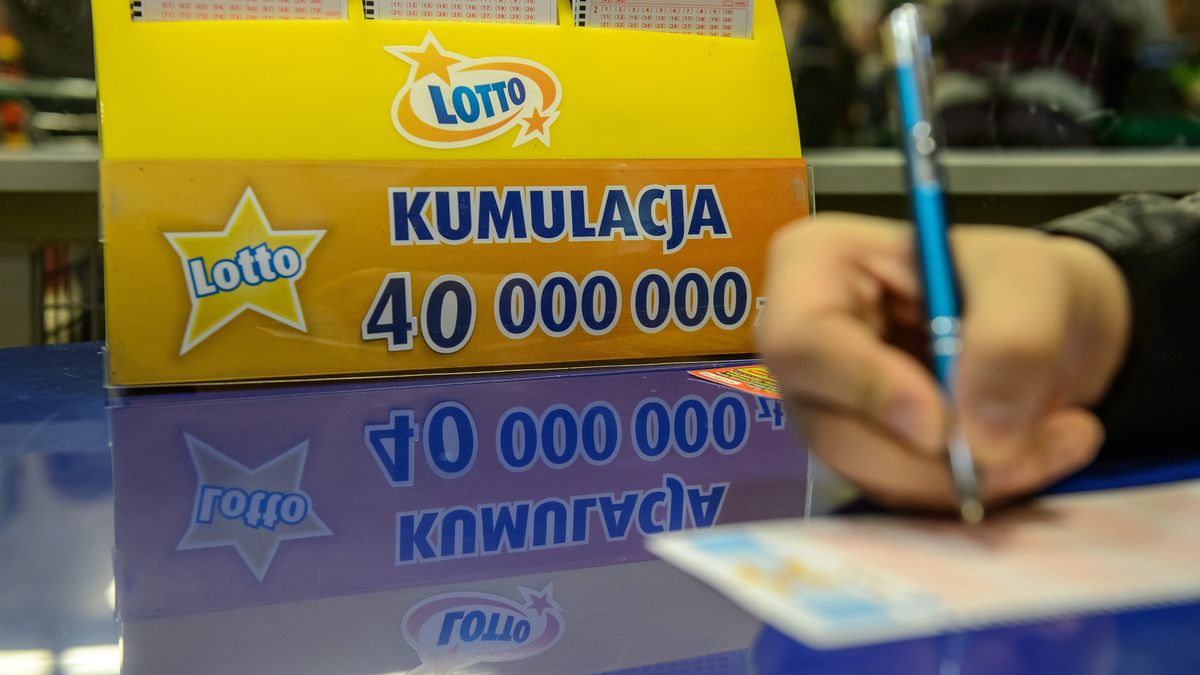 Kupon lotto
Lublin, 04.05.2016. Kolektura Lotto, w kt�rej rok temu pad�a "sz�stka", 4 bm. w Lublinie. W czwartkowym losowaniu do wygrania b�dzie 40 mln z�otych. (wp/nlat) PAP/Wojciech Pacewicz
Wojciech Pacewicz
40 mln, d�o�, d�ugopis, du�y lotek, gra, gracz, gry losowe, ilustracja, ilustracje, kolektura, kumulacja, kupon, los, losowanie, loteria, lotto, milion�w, rekordowa, totalizator sportowy, wygrana, zak�ady