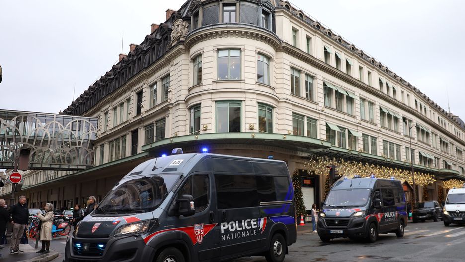 Francja: cztery osoby, w tym dwoje Rosjan, podejrzane o szpiegostwo. Na zdjęciu policyjne wozy na ulicach Paryża