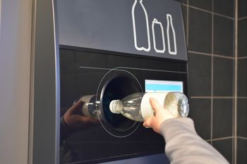 Lidl wypłaci dodatkowe pieniądze za butelki. Program przedłużony