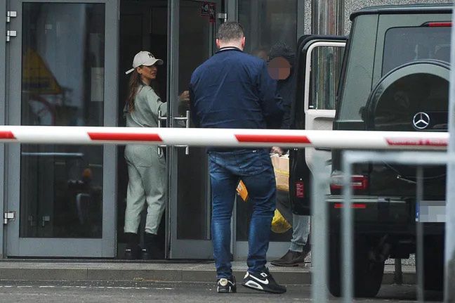 Anna Lewandowska przyjechała do pracy mercedesem z szoferem
