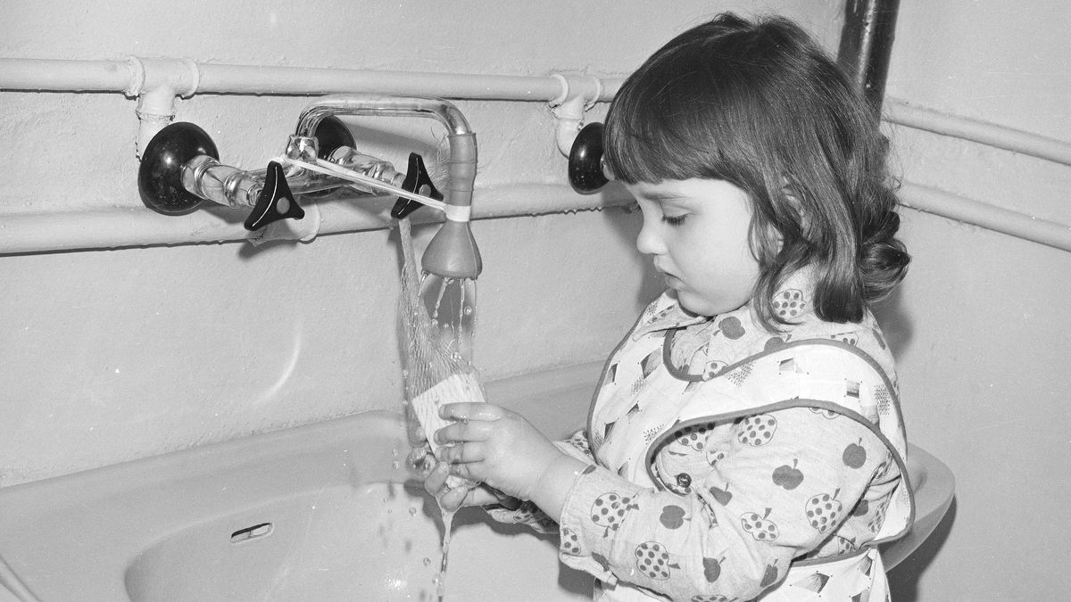 Dziewczynka myjąca ręce mydłem w woreczku