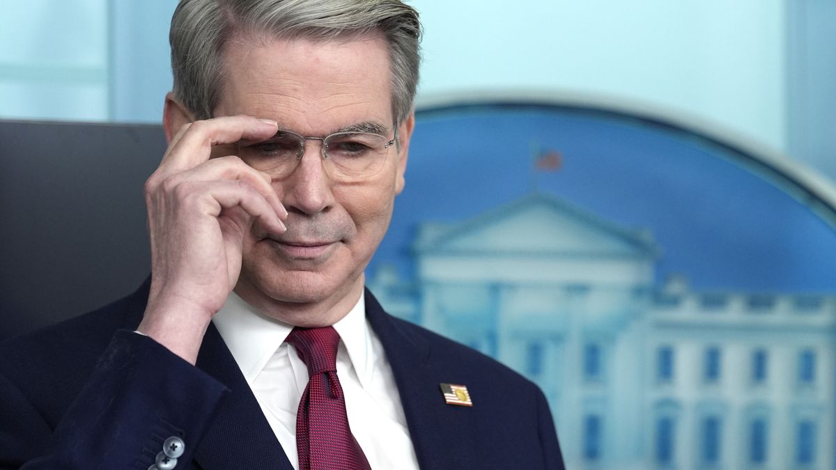 US Treasury Secretary Scott Bessent speaks during a press briefing at the White House in Washington, DC, USA, 29 April 2025. EPA/Yuri Gripas/ABACA / POOL Dostawca: PAP/EPA.