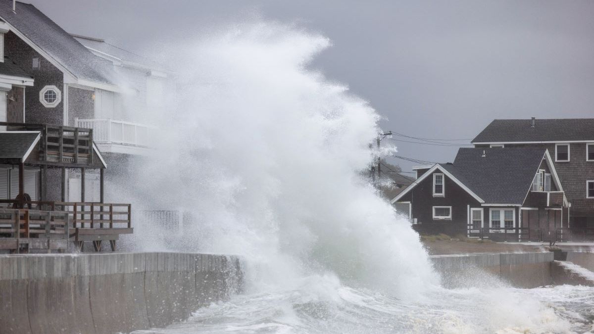 Wysokie fale podczas nor’easteru w Scituate w Massachusetts