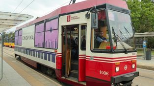 Warszawa: Dwa chopinowskie tramwaje na torach miasta