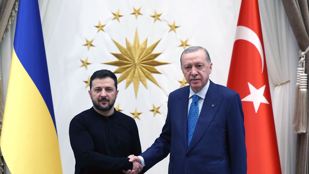 A handout photo made available by the Turkish Presidential Press Office shows Turkish President Recep Tayyip Erdogan (R) and Ukrainian President Volodymyr Zelensky (L) shaking hands during their meeting at the Presidential Palace in Ankara, Turkey, 18 February 2025. EPA/TURKISH PRESIDENTIAL PRESS OFFICE HANDOUT HANDOUT EDITORIAL USE ONLY/NO SALES Dostawca: PAP/EPA.