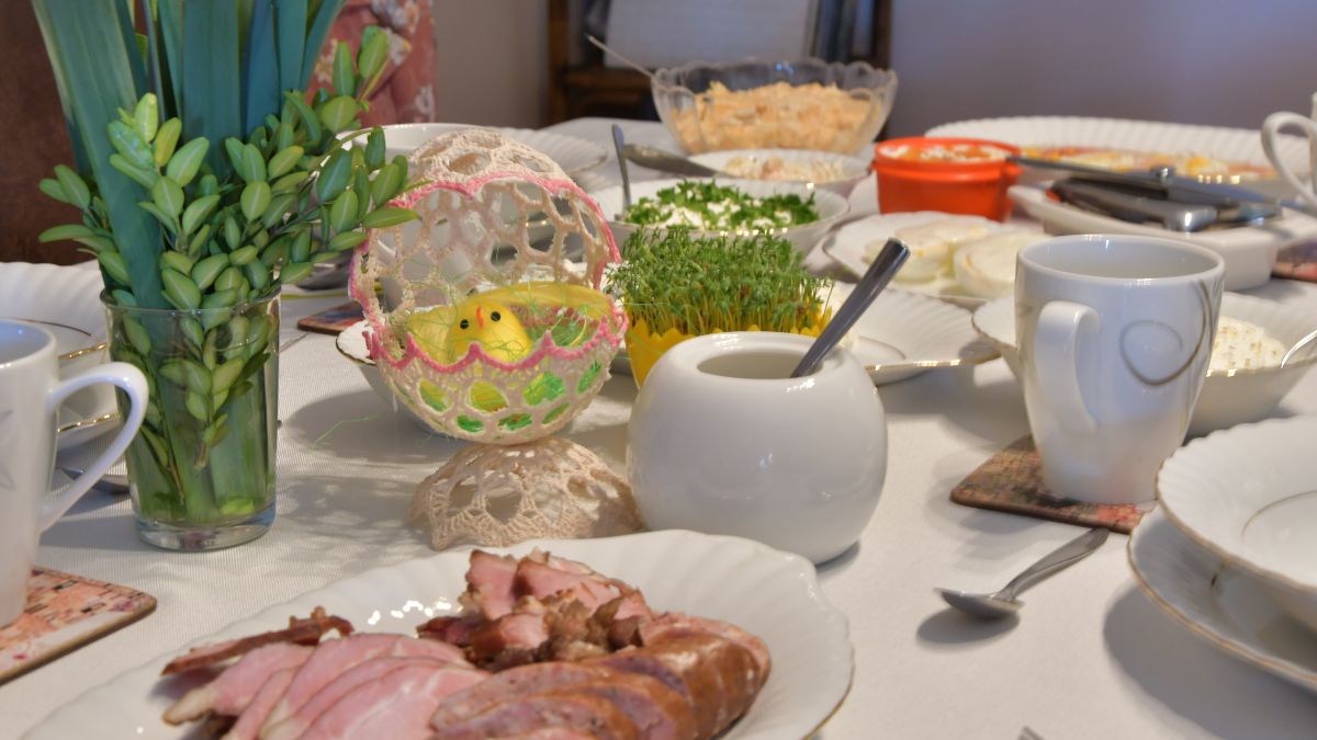 Biały obrus na wielkanocnym stole. 