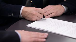 "Stanowisko w spółce za głosy w radzie? Burmistrz Sanoka zatrzymany przez CBA".