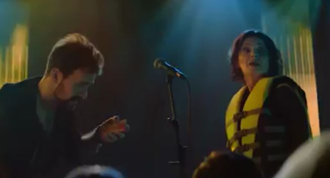 Mama pomaga muzykowi rockowemu w spocie Etopiryny Extra (wideo)