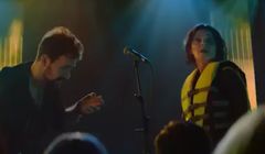 Mama pomaga muzykowi rockowemu w spocie Etopiryny Extra (wideo)