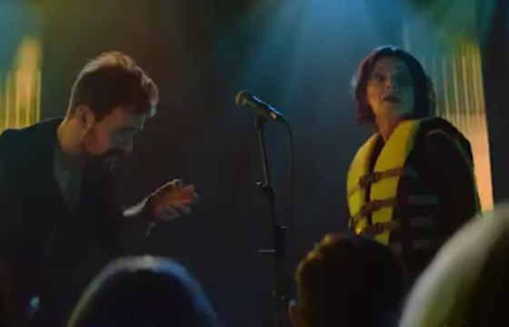 Mama pomaga muzykowi rockowemu w spocie Etopiryny Extra (wideo)