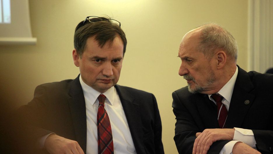 Zbigniew Ziobro zakończy mit o zamachu w Smoleńsku? Prokuratura chce ścigać rosyjskich kontrolerów lotu.