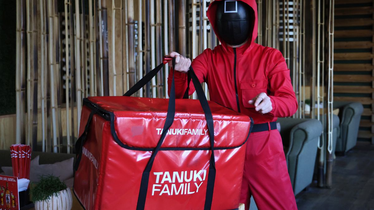 Strażnicy ze Squid Game na ulicach Moskwy. Zdjęcia zaskakują realizmem 1