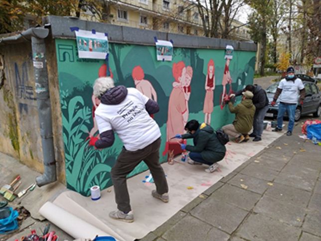 Warszawa. Prace przy tworzeniu muralu