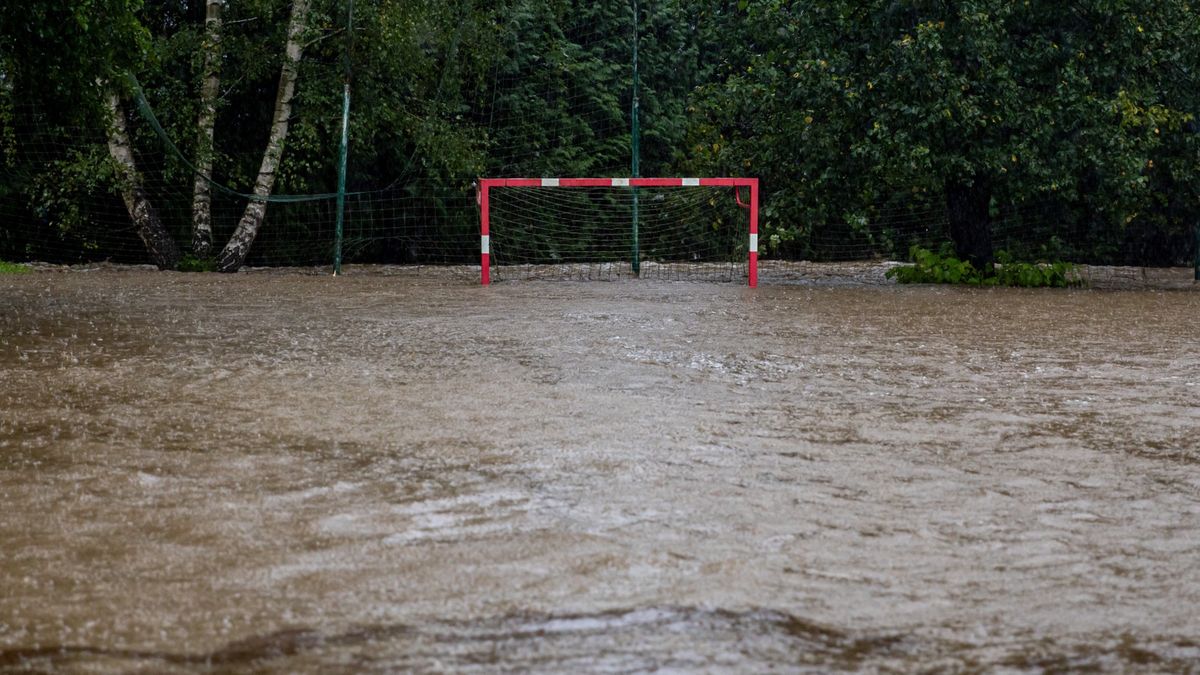 Nie zgodzili się na przełożenie meczu, gdy trwała powódź