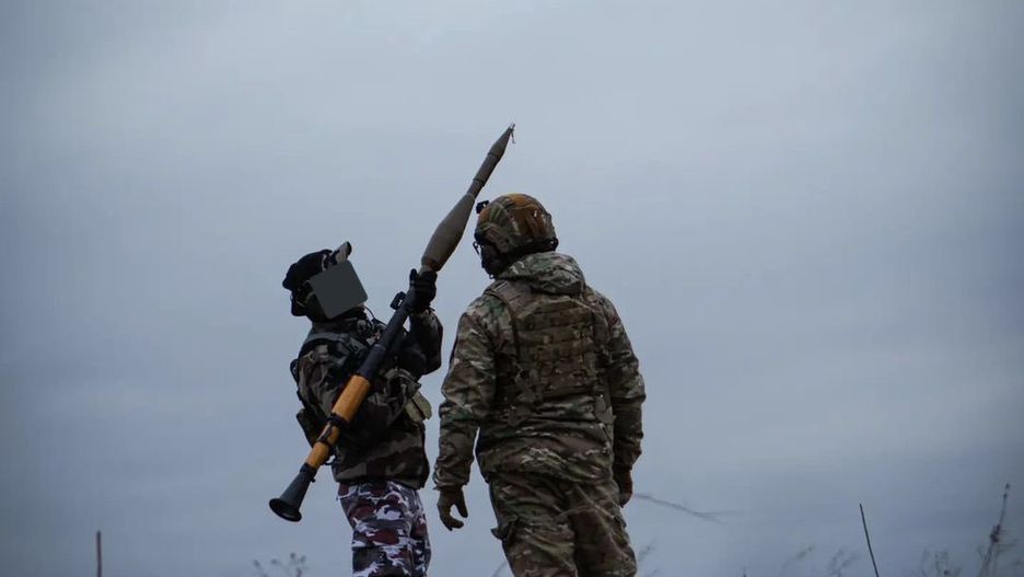 Ukraiński żołnierz z granatnikiem przeciwpancernych RPG-7 z bułgarskim tandemowym granatem PG-7VT.
