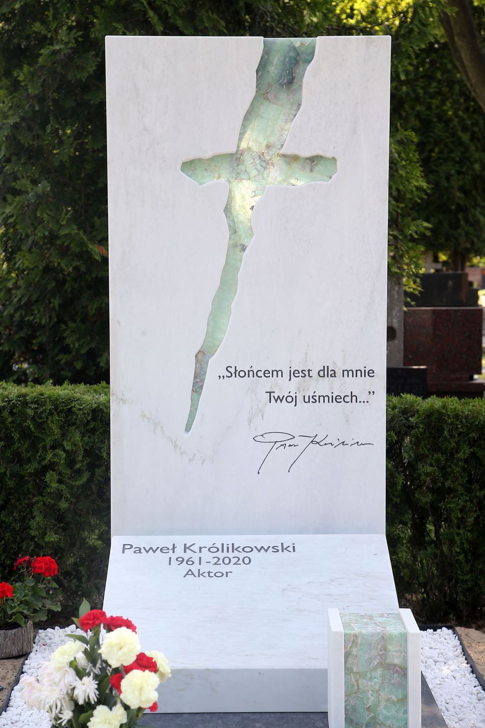 Grób Pawła Królikowskiego z eleganckim nagrobkiem