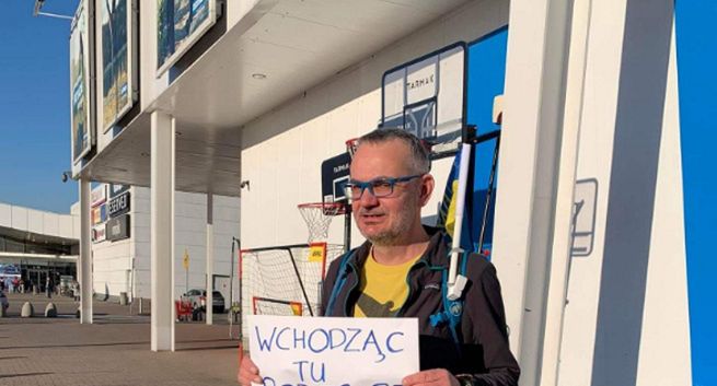 Bojkot detalistów zostających w Rosji wylał się z internetu. Protesty pod sklepami Decathlon, Auchan i Leroy Merlin - klienci rezygnują z zakupów