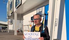 Bojkot detalistów zostających w Rosji wylał się z internetu. Protesty pod sklepami Decathlon, Auchan i Leroy Merlin - klienci rezygnują z zakupów