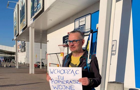 Bojkot detalistów zostających w Rosji wylał się z internetu. Protesty pod sklepami Decathlon, Auchan i Leroy Merlin - klienci rezygnują z zakupów