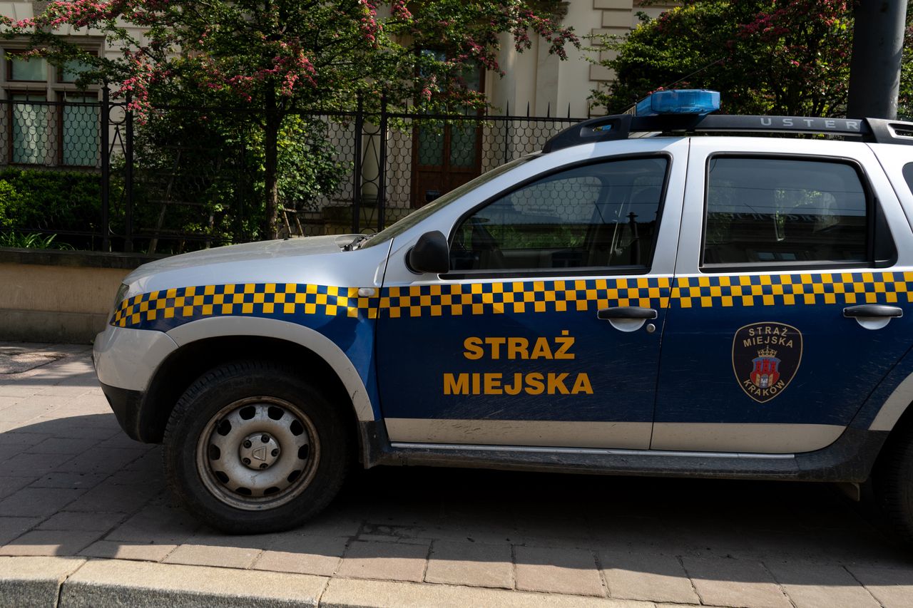 Kraków: Akcja straży miejskiej. Wraki samochodów masowo znikają z ulic