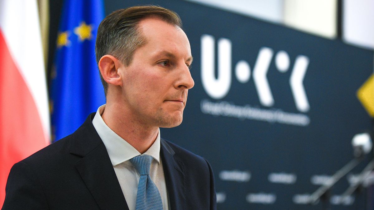 Tomasz Chróstny
Warszawa, 05.01.2023. Prezes Urzędu Ochrony Konkurencji i Konsumentów Tomasz Chróstny podczas spotkania z mediami w Centrum Konferencyjnym UOKiK w Warszawie, 5 bm. Spotkanie dot. m.in. podsumowania 2022 roku, nowych przepisów chroniących konsumentów, działań na rynku paliw oraz roli UOKiK w fuzji Lotos-Orlen. (mo/doro) PAP/Marcin Obara
Marcin Obara
briefing prasowy, konferencja prasowa, konsumenci, konsumenckie, ochrona, podsumowanie, portret, przepisy, UOKIK, urząd