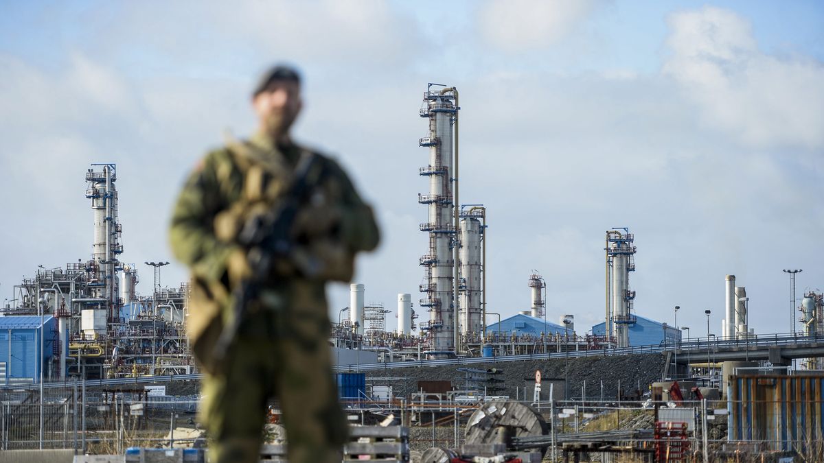 A Norwegian Home Guard, Heimvernet, officer is assisting the police with increased security at the petroleum plant Karsto in Rogaland, Norway, 03 October 2022. Norwegian Home guard units are helping with security of major oil and gas processing plants, in wake of recent leaks in the Nord Stream gas pipelines. EPA/CARINA JOHANSEN NORWAY OUT Dostawca: PAP/EPA.