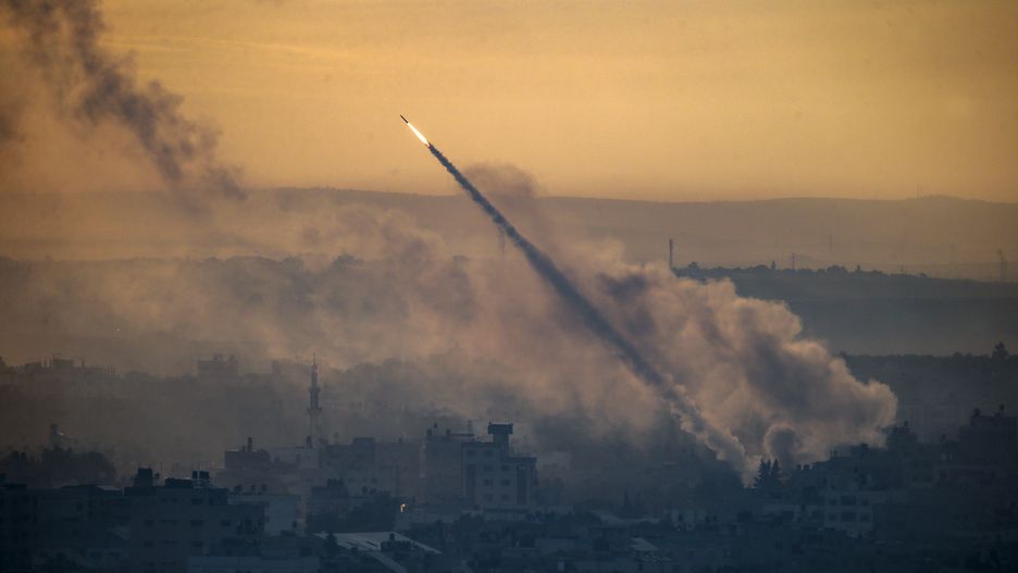 A rocket is launched from the coastal Gaza strip towards Israel by militants of the Ezz Al-Din Al Qassam militia, the military wing of Hamas movement, in Gaza City, 07 October 2023. Rocket barrages were launched from the Gaza Strip early Saturday in a surprise attack claimed by the Islamist movement Hamas. In a televised statement, the Israeli prime minister said the country is at war. EPA/MOHAMMED SABER Dostawca: PAP/EPA.