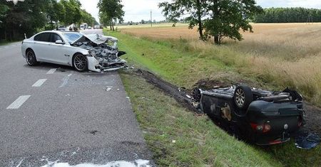 Zderzenie trzech pojazdów na krajowej „2”. Trzy osoby w szpitalu [ZDJĘCIA]
