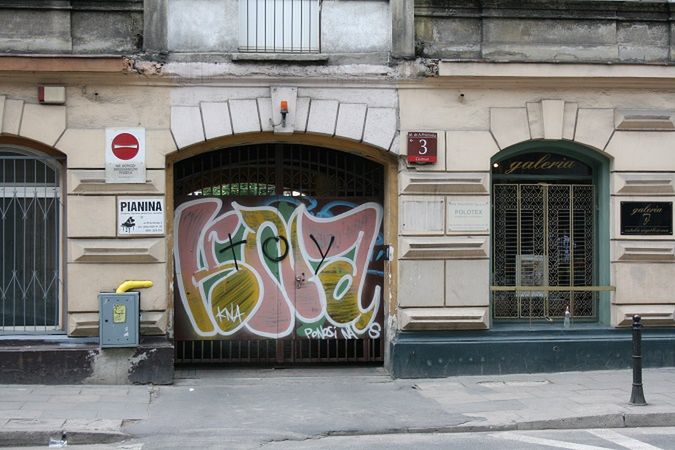 Co zostało po internetowych kafejkach? Zniszczone szyldy i pustostany 4