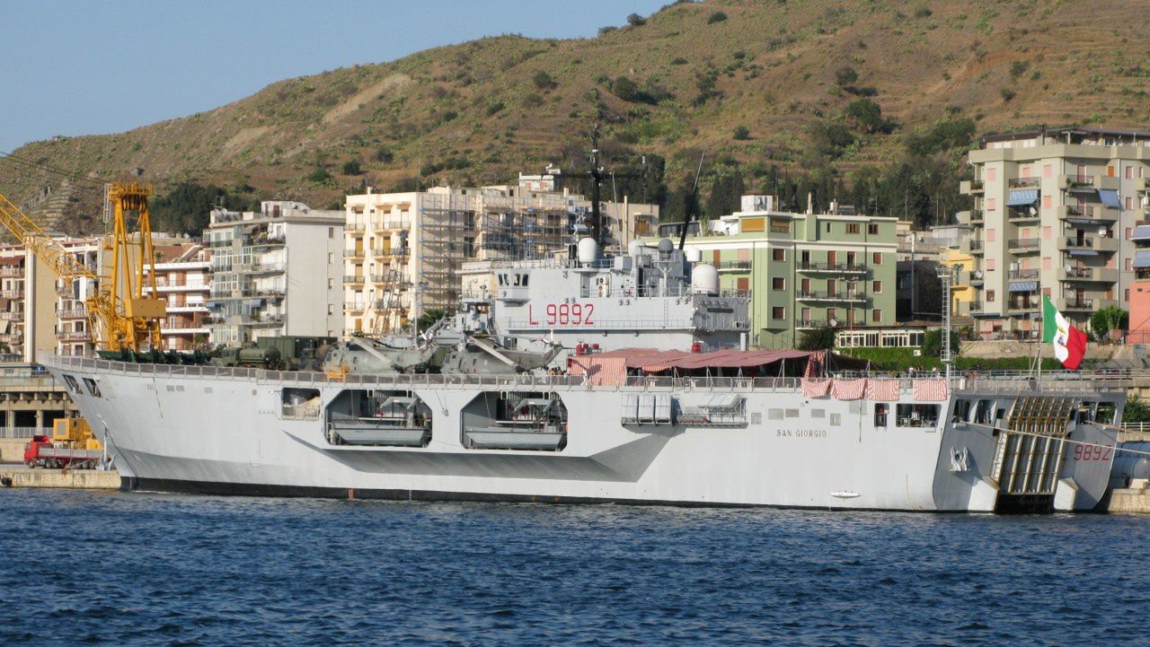 Włosi zwodowali "przeciwlotniczy" okręt desantowy dla Kataru