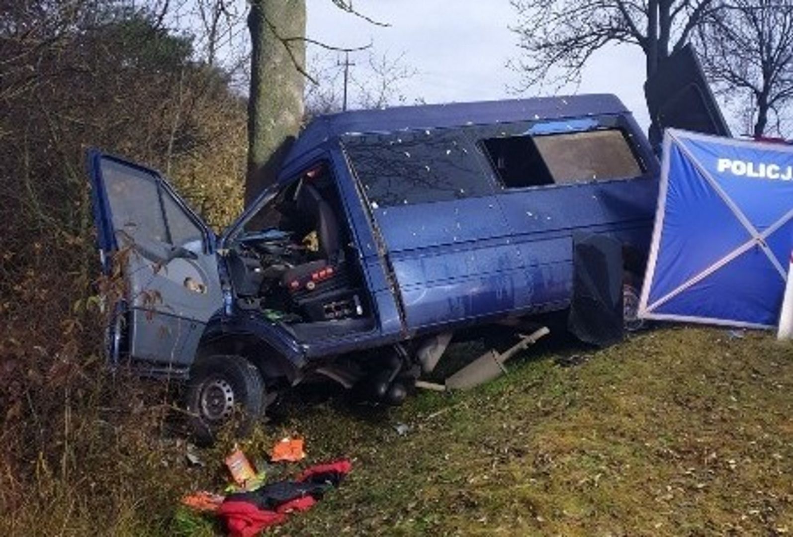 Koszmarny wypadek w Chańczy. Bus owinął się wokół drzewa
