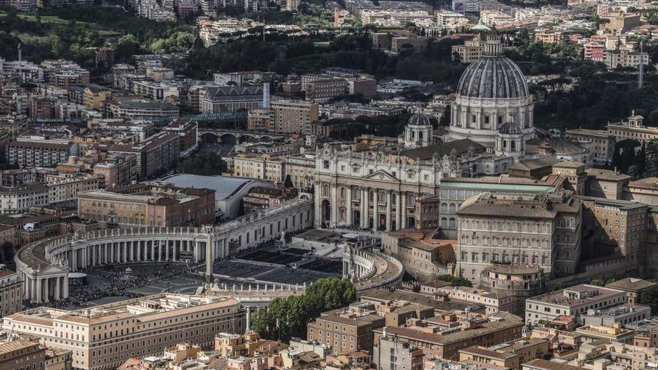 Security measures in Rome ahead of Pope Francis' funeral
epa12053925 An aerial view of the St. Peter's Basilica and St. Peter's Square in Vatican City, taken from an Italian Carabinieri helicopter patrolling above Rome, Italy, 25 April 2025. The funeral of Pope Francis, who died on 21 April 2025, aged 88, is scheduled to take place in the plaza in front of the basilica on 26 April.  EPA/GIUSEPPE LAMI 
Dostawca: PAP/EPA.
GIUSEPPE LAMI
St. Peter's Basilica, Saint Peter's Basilica, Vatican, landmark, monument, Catholic Church