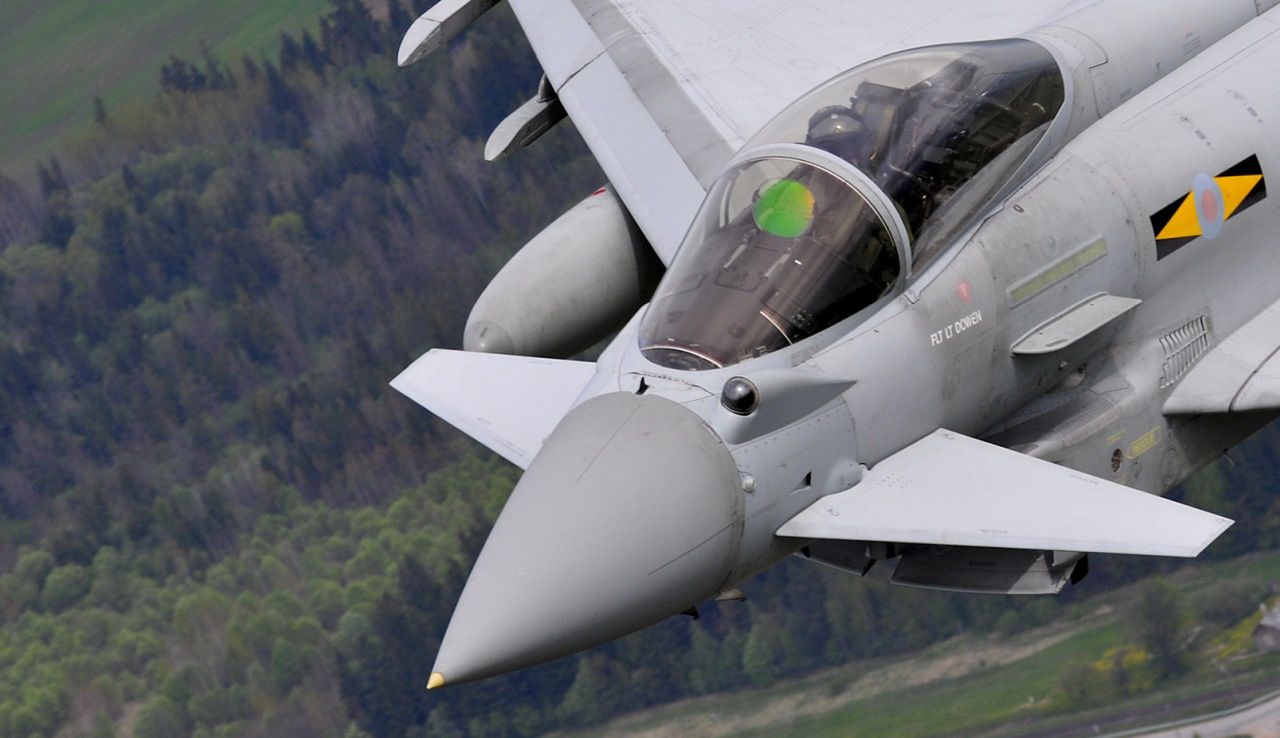 Głowica systemu PIRATE na Typhoonie FGR.4 obok wiatrochronu kabiny.