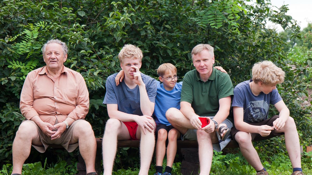rodzina, dziadek, starszy, patrzy w obiektyw, zmarszczki, dziecko, wnuk, syn, blondyn, europejczyk, obejmuje, szacunek, rozmawia, patrzy, trawa, ojciec, opieka