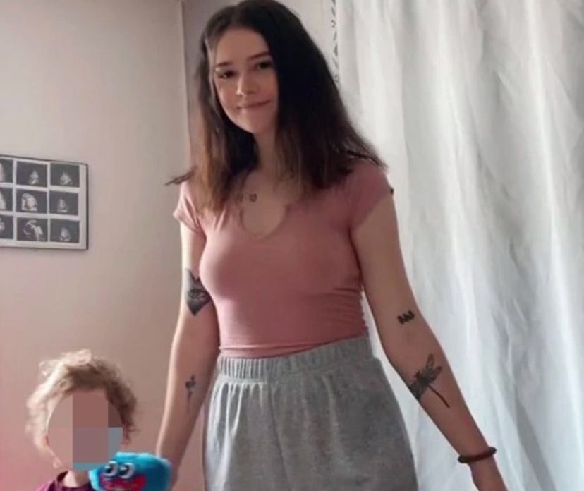 Wygląda na 12 lat. Jest mamą