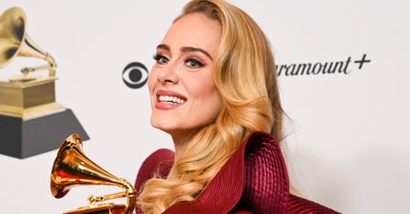 Wyglądała jak nowoczesna królowa. Adele w bordowym welurze i obszernych rękawkach