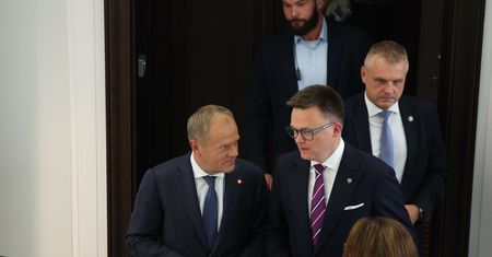 "Bezpardonowy atak". W Polsce 2050 burza po uderzeniu w Hołownię