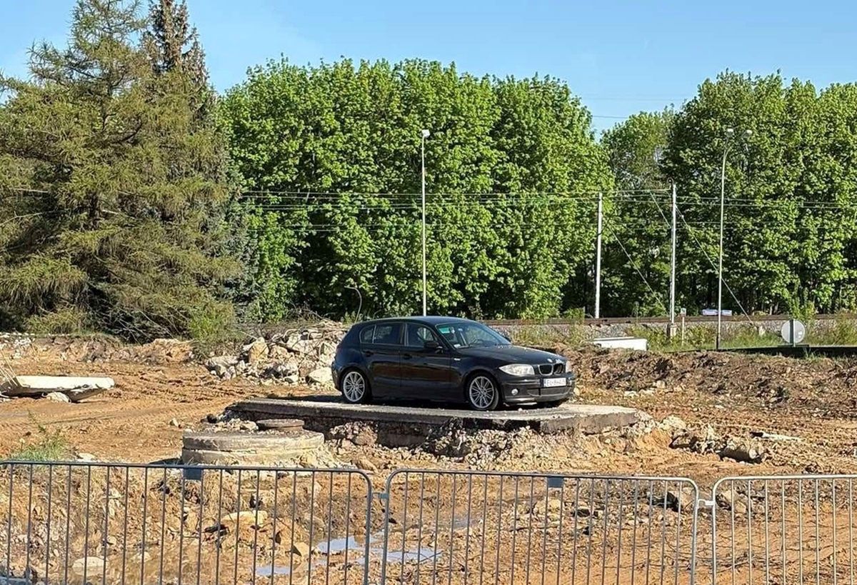 BMW na środku budowy. Zdjęcie samochodu niesie się po sieci