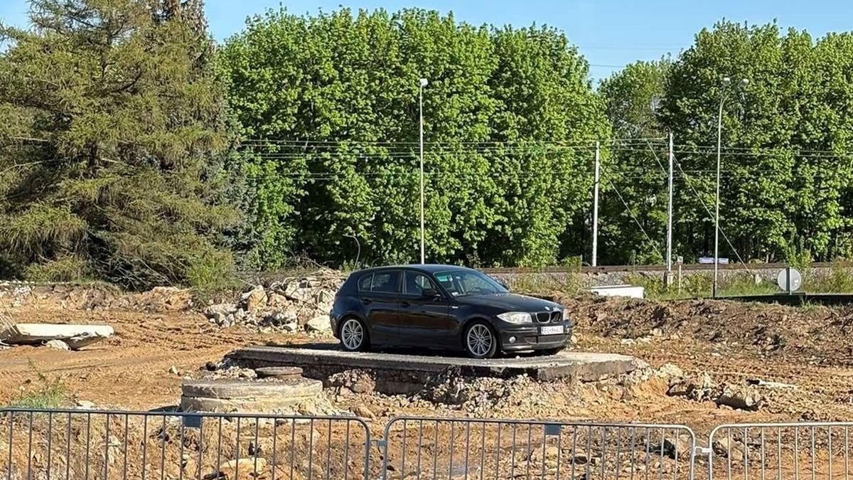 W Łodzi BMW stoi na środku budowy osiedla.