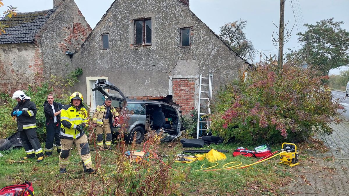 Samochód wjechał w budynek mieszkalny