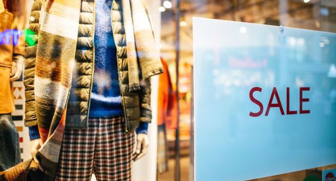 Polacy ograniczają zakupy odzieżowe i polują na promocje