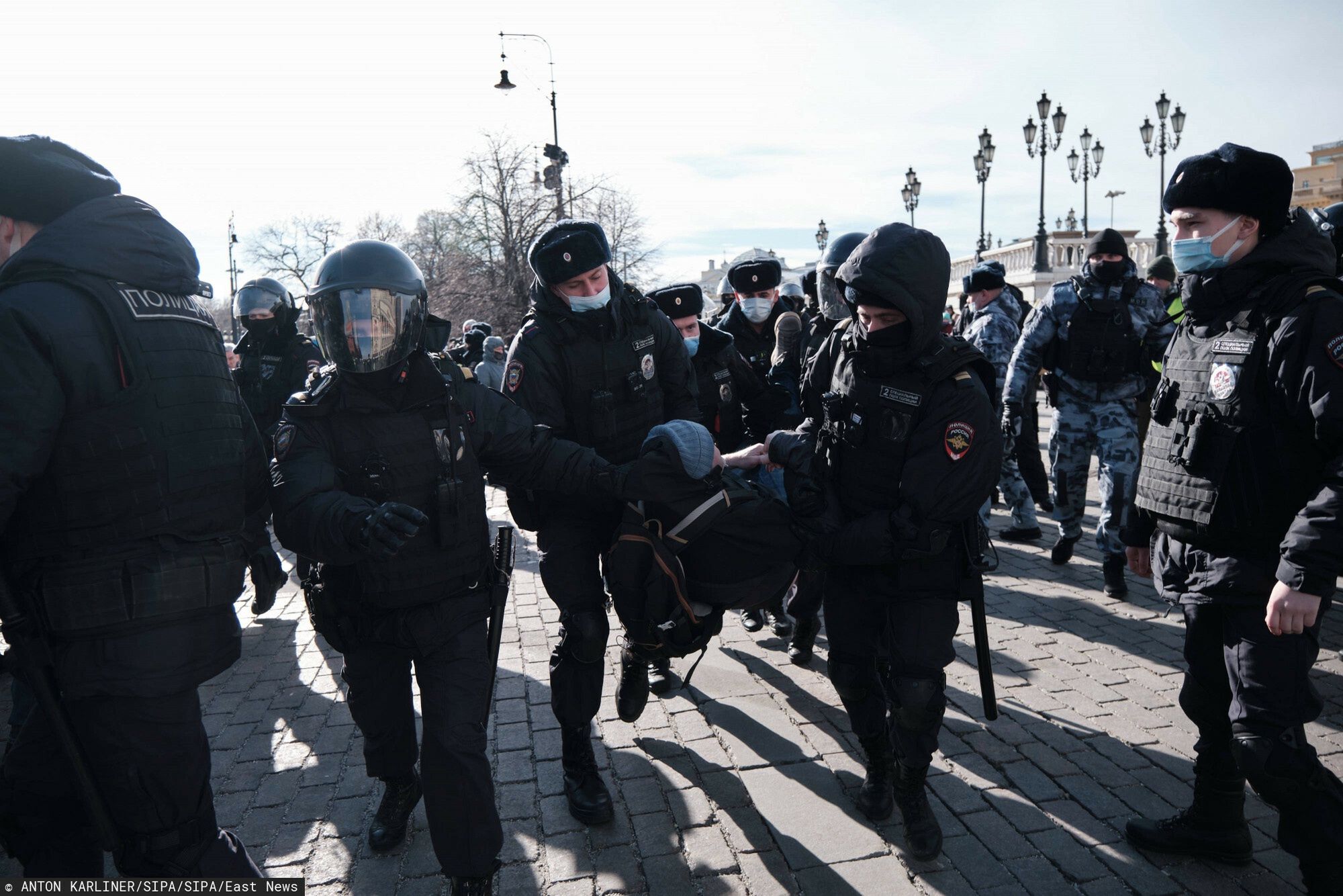 Ponad 2,5 tysiąca osób zostało aresztowanych w 49 miastach Rosji w trakcie antywojennych protestów po inwazji na Ukrainę 