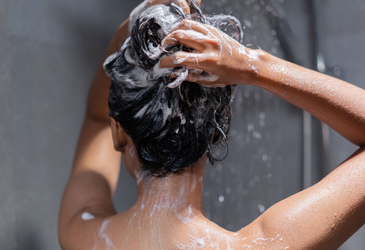 Myjesz włosy co kilka dni? Ekspertka ostrzega