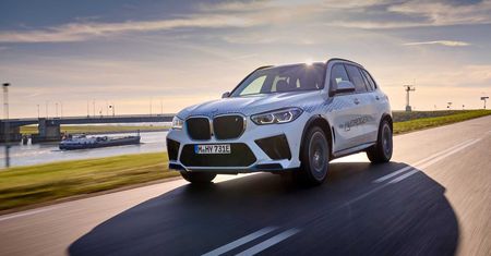 Wodorowe BMW iX5 Hydrogen wyjeżdża na drogi. Powstało we współpracy z Toyotą