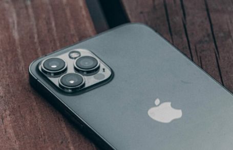 Rekordowa sprzedaż smartfonów premium w 2021 r. Apple liderem