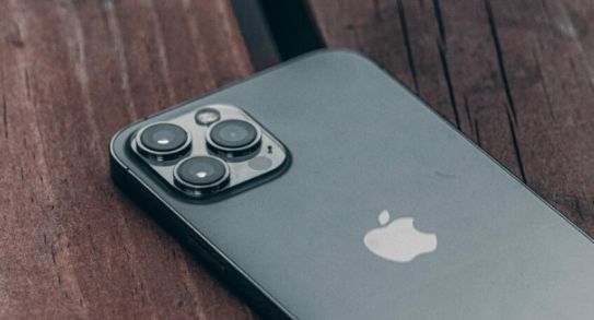 Rekordowa sprzedaż smartfonów premium w 2021 r. Apple liderem